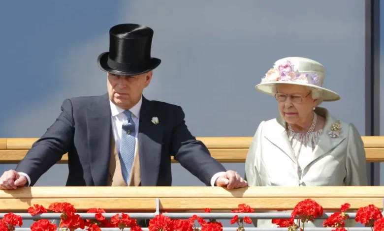 Biógrafo de príncipe André afirma que Isabel II protegeu "filho favorito"