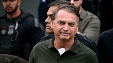Bolsonaro recebe alta hospitalar e regressa para prisão domiciliária