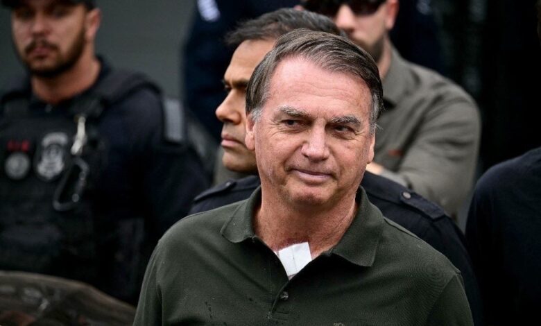Bolsonaro recebe alta hospitalar e regressa para prisão domiciliária