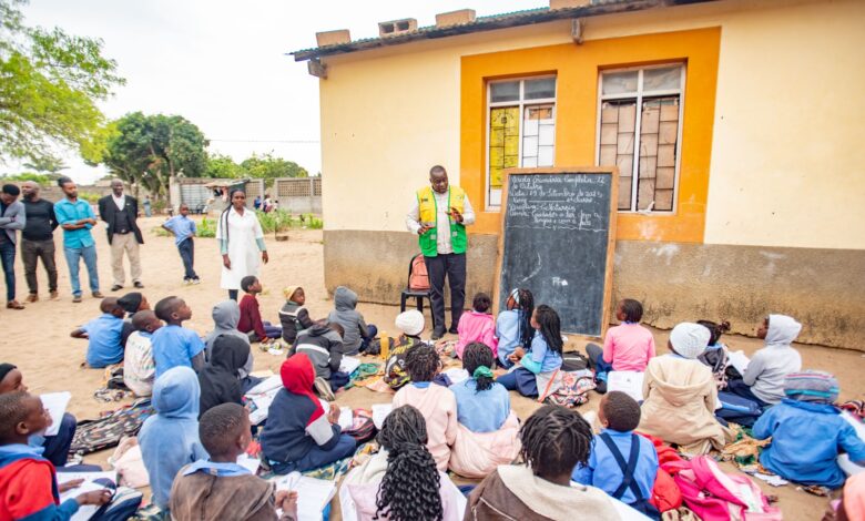 CIDADE DA MATOLA: Mais de 1300 alunos retirados do chão na EPC 12 de Outubro de Nkobe