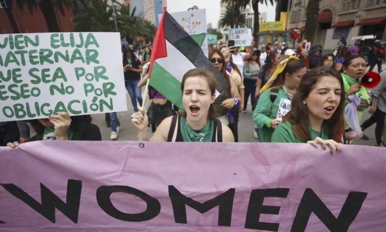 Centenas exigem despenalização total e acesso ao aborto no México