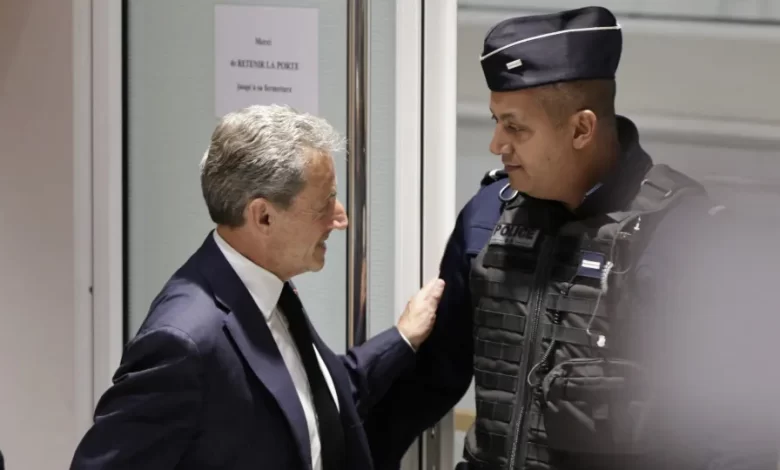 Ex-presidente francês Nicolas Sarkozy condenado a cinco anos de prisão