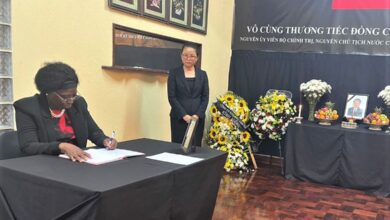 Maria Lucas assina livro de condolências pela morte do antigo Presidente vietnamita