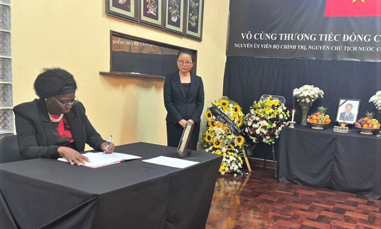 Maria Lucas assina livro de condolências pela morte do antigo Presidente vietnamita