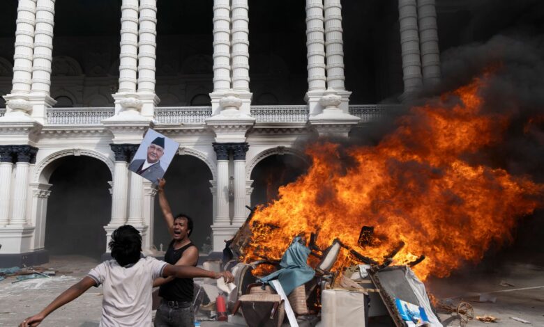 Populares incendeiam Parlamento no Nepal