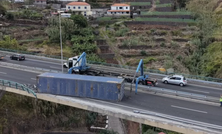 Via que atravessa a Madeira encerrada devido a queda de um contentor