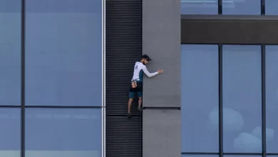 "Vitória ou morte". Francês detido a escalar o edifício mais alto da UE