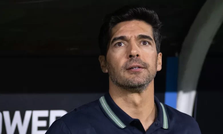 Abel 'mete a terceira' e isola Palmeiras na liderança do Brasileirão