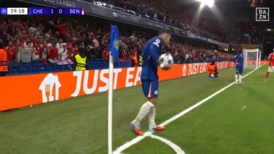 Adeptos do Benfica não perdoam Enzo e até... telemóvel voou da bancada
