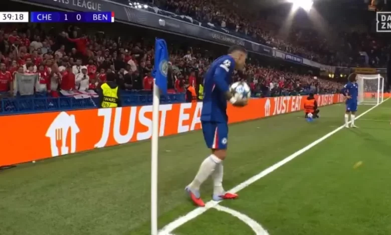Adeptos do Benfica não perdoam Enzo e até... telemóvel voou da bancada