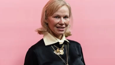 Adeus, loiro! Pamela Anderson surprende e surge com novo visual