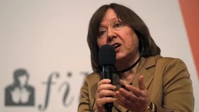 Aleksiévitch lamenta demora no apoio à Ucrânia e alerta portugueses contra populistas