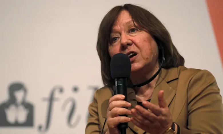 Aleksiévitch lamenta demora no apoio à Ucrânia e alerta portugueses contra populistas