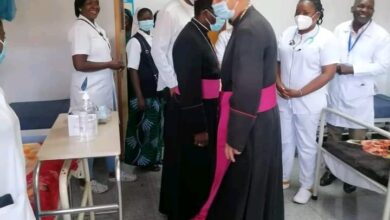 Arcebispo de Maputo oferece enxovais
