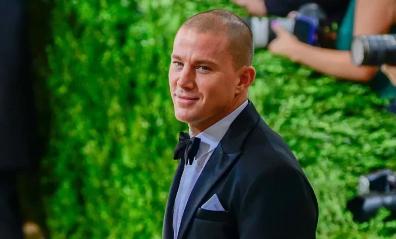 Channing Tatum e namorada deixam romance falar mais alto e beijam-se
