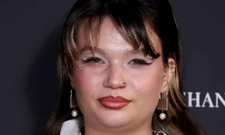 Depois de desmaio em concerto, Lola Young anuncia pausa na carreira