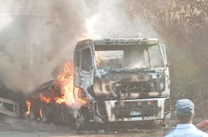 EM VANDUZI: Camião cisterna arde e faz quatro mortos e 10 feridos graves