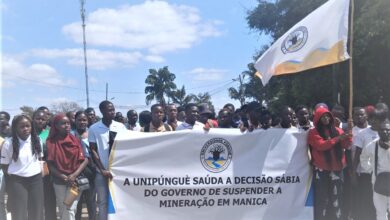 Estudantes marcham em apoio à suspensão da mineração