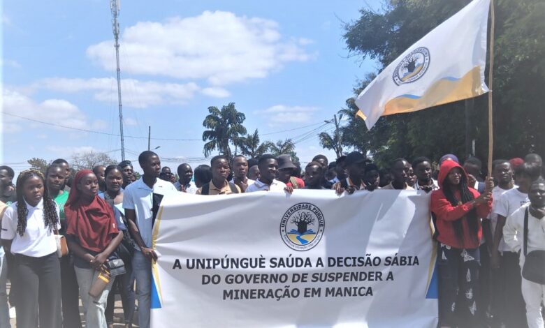 Estudantes marcham em apoio à suspensão da mineração