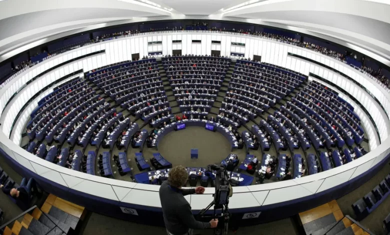 Eurodeputados votam hoje duas moções de censura à Comissão Europeia