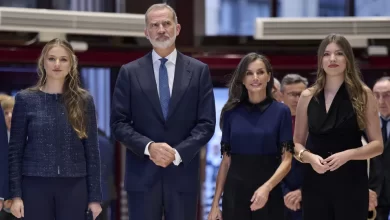 Letizia e Leonor conservadoras em evento. Já Sofía mostrou lado atrevido
