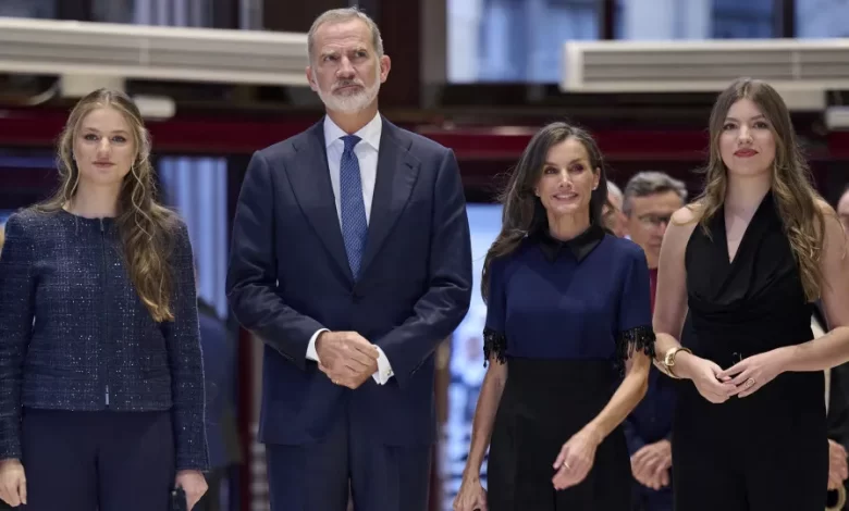 Letizia e Leonor conservadoras em evento. Já Sofía mostrou lado atrevido