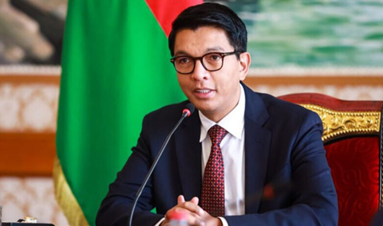 Madagáscar: Rajoelina abandona o país