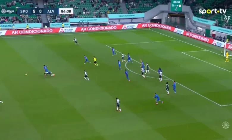 Matheus Reis escorregou e Sandro Lima só parou com a bola na baliza