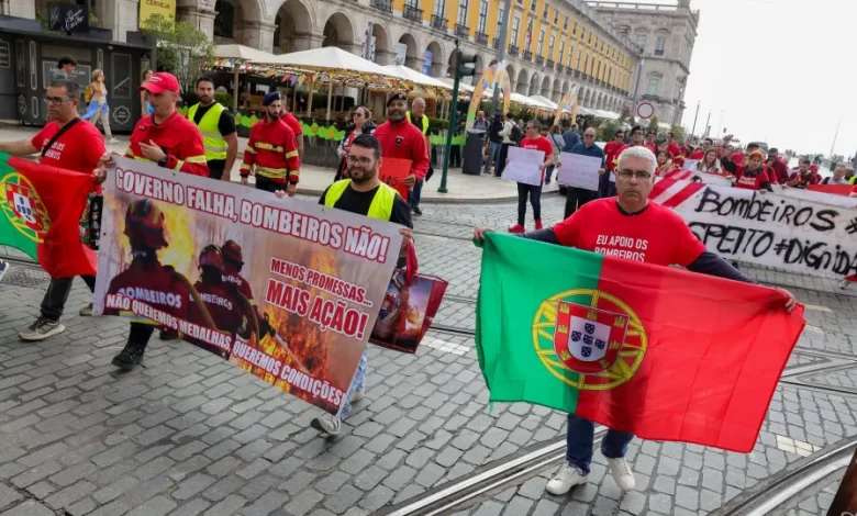 Meia centena de bombeiros voluntários em protesto nas ruas de Lisboa
