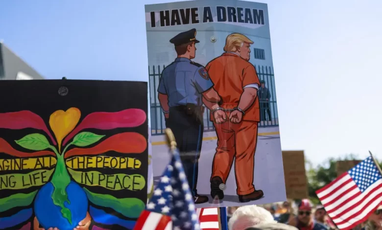 Milhões manifestam-se nos EUA contra autoritarismo de Trump