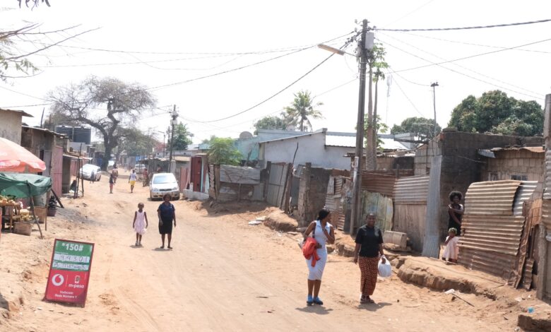 NO BAIRRO DE MAXAQUENE: Residentes da Rua da OMM temem “desastre” na época chuvosa