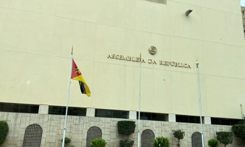 NO FACEBOOK: Conta falsa em nome da presidente da Assembleia da República