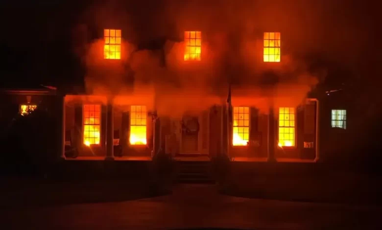 Não, a casa não está a arder. Decoração de Halloween faz chamar bombeiros