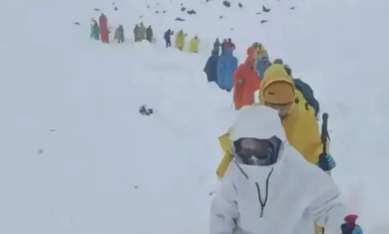Nevão deixa centenas de alpinistas retidos no Monte Evereste. Ora veja