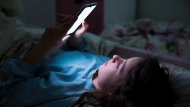 Pais, o uso do telemóvel à noite está a prejudicar o sono dos seus filhos