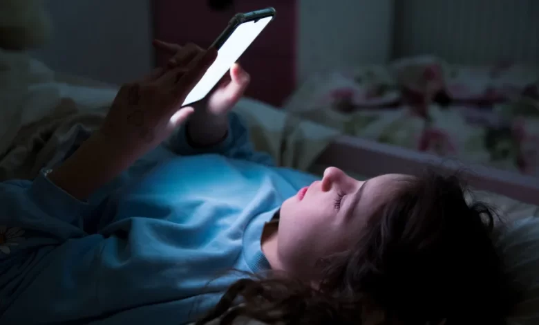 Pais, o uso do telemóvel à noite está a prejudicar o sono dos seus filhos