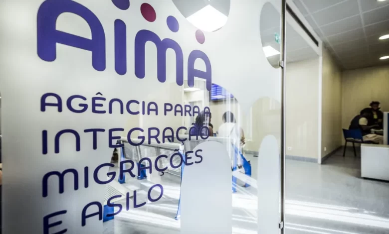 Pelo menos 80 pessoas passam a noite junto às instalações da AIMA em Lisboa