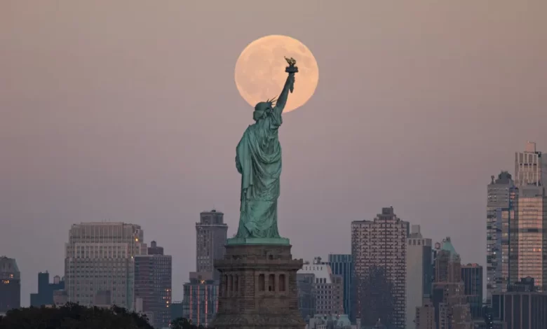 Perdeu Super Lua Cheia? Aqui tem algumas imagens do fenómeno