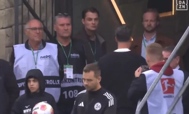Técnico do Augsburgo fez este polémico gesto para os adeptos após vencer