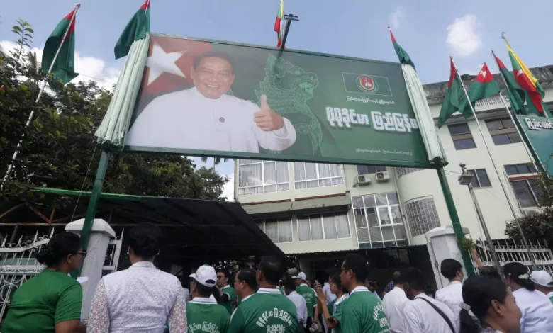 Três artistas detidos por criticar eleições anunciadas em Myanmar