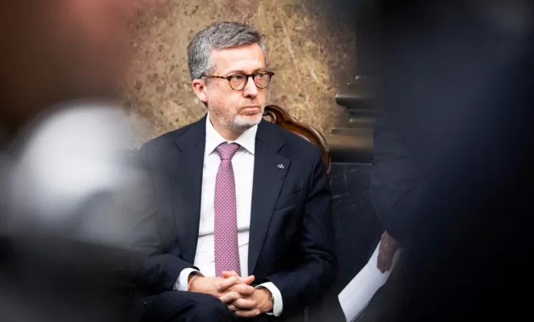 AL? Moedas assegura que suspensão de novos registos continua em vigor