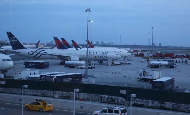 Aeroporto JFK em Nova Iorque suspende operações por falta de controladores aéreos