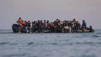 Barco com 90 migrantes a bordo vira na Malásia. Há um morto