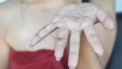 Calcário da água leva à queda de cabelo? Dermatologistas esclarecem