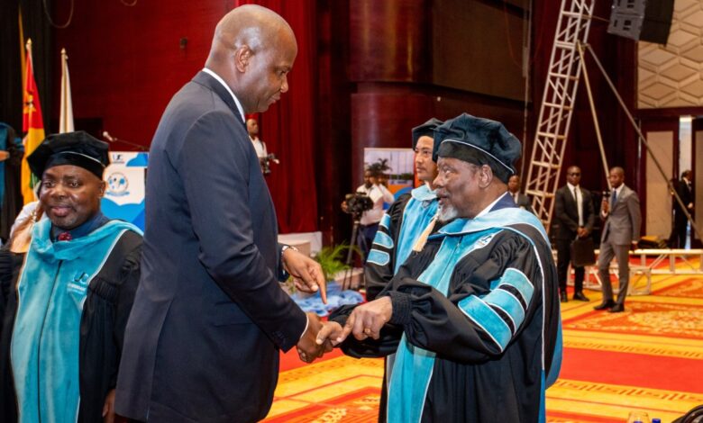 Chissano pisca o olho a Chapo na outorga do Honoris Causa