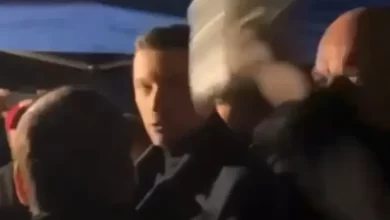 Como um "murro, mas com ovo". Líder da extrema-direita francesa agredido