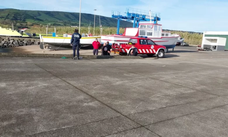 Corpo "encontrado a flutuar" junto ao núcleo de pesca na Praia da Vitória