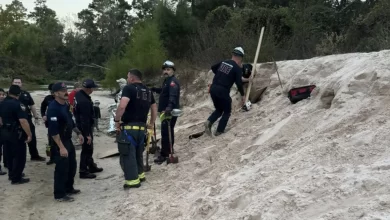 Criança resgatada após buraco na areia desabar. "Pai correu até ela"