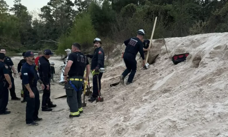 Criança resgatada após buraco na areia desabar. "Pai correu até ela"