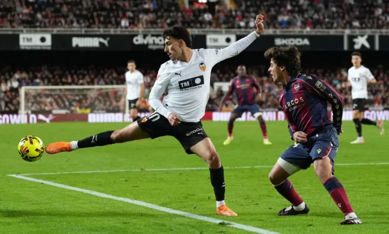Dupla lusa do Valencia bate alvo do Benfica no dérbi e afunda Levante